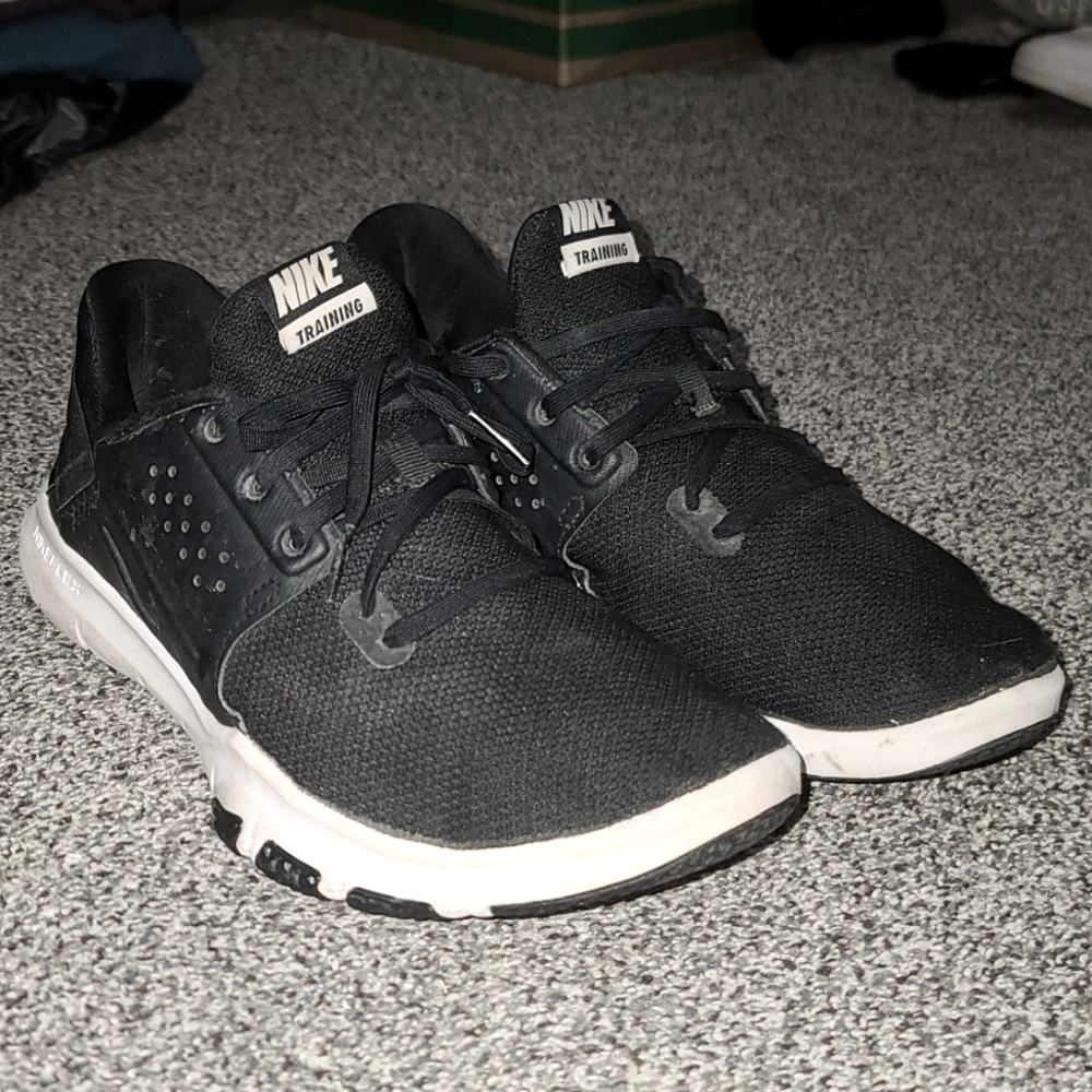 Nike training shoe Mens size 9 Black and white
